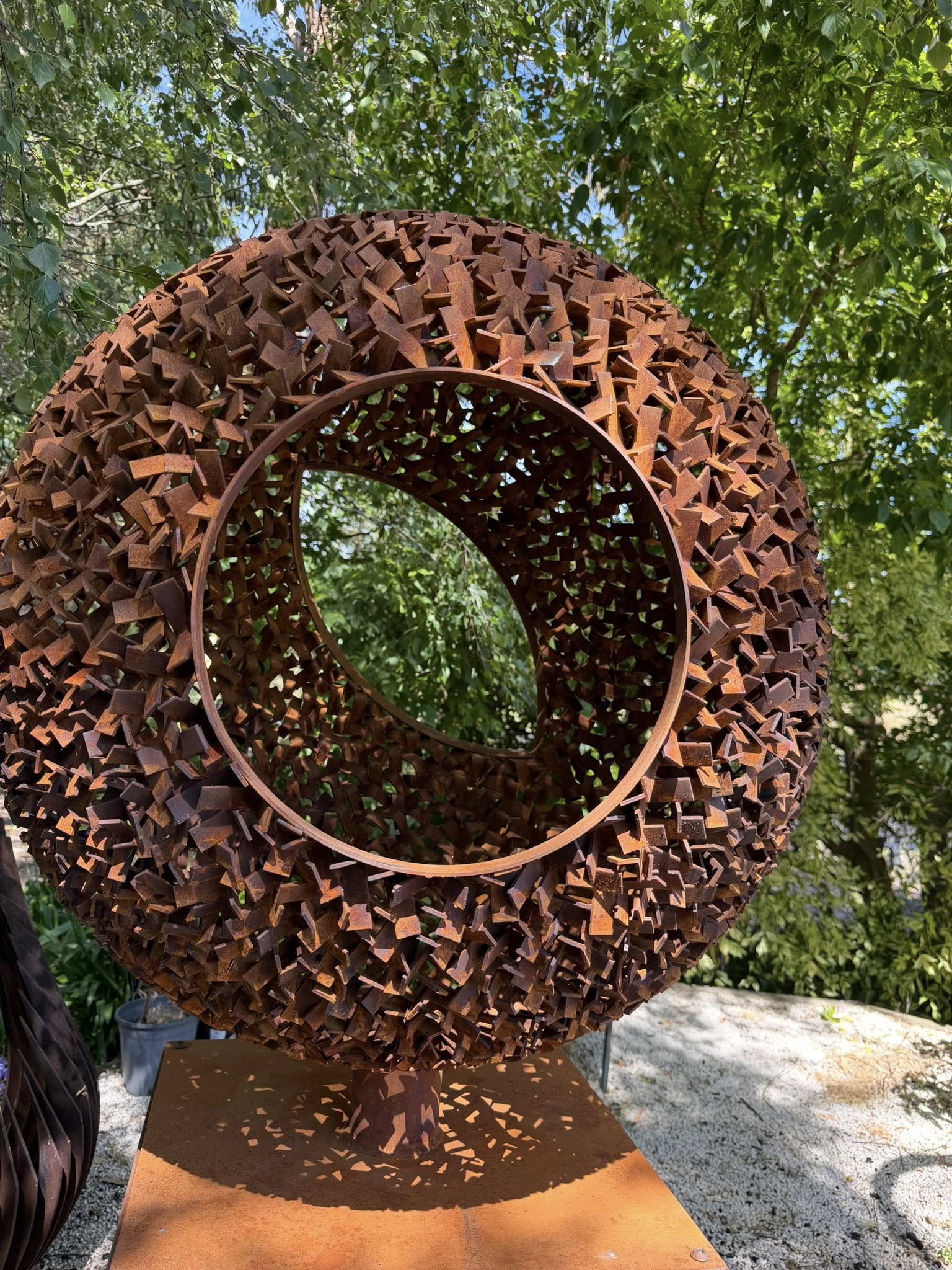 Metal garden art sculpture