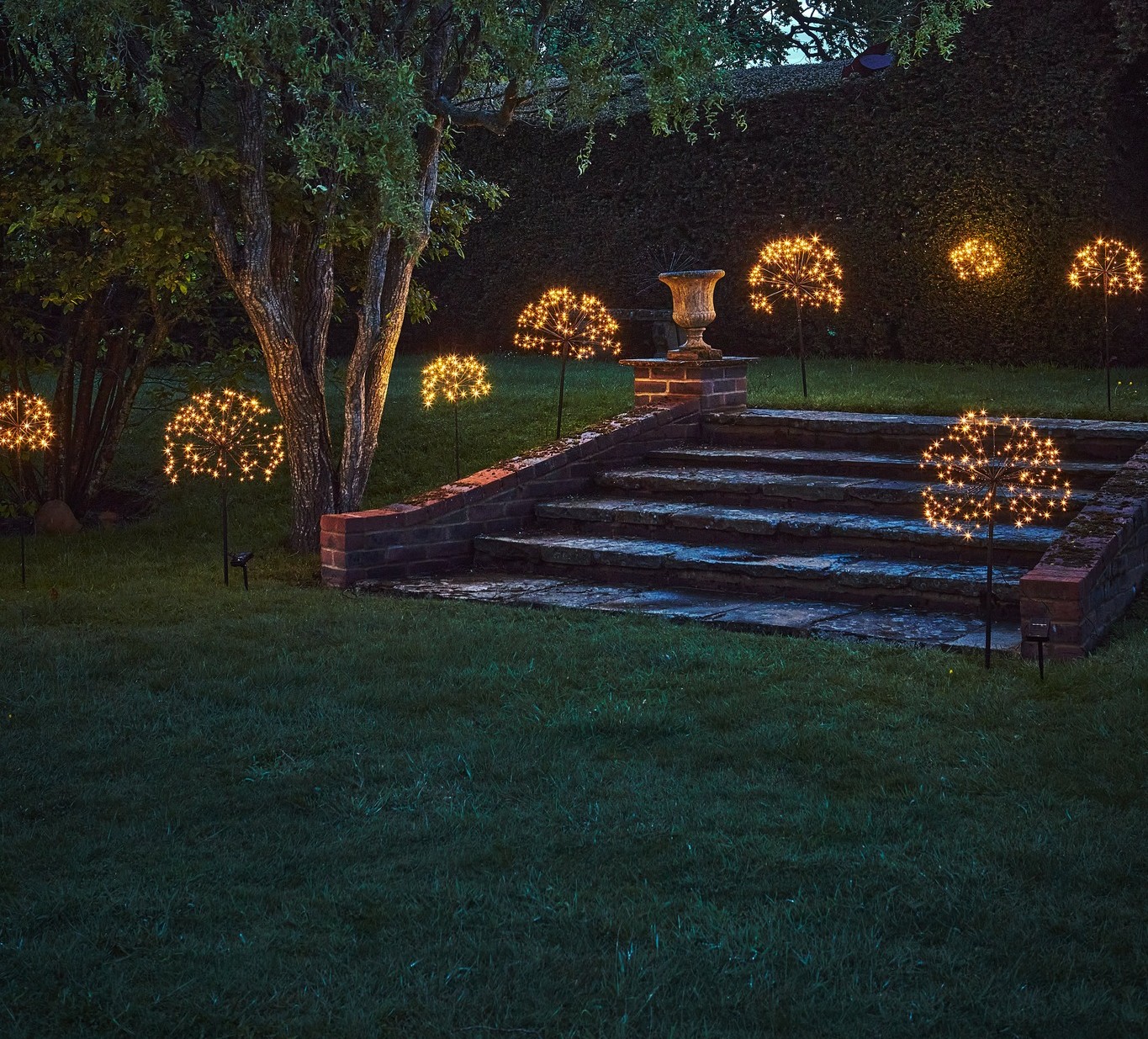 Metal garden art sculpture